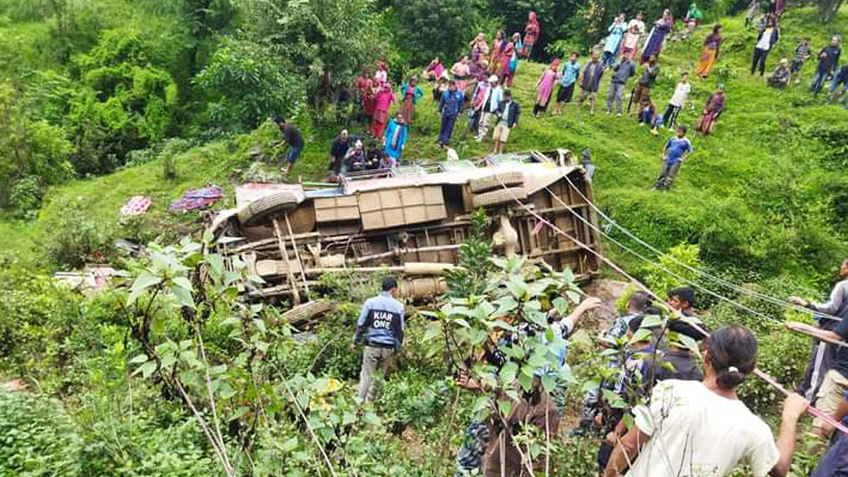 रोल्पामा बस दुर्घटना हुँदा ४ जनाको मृत्यु